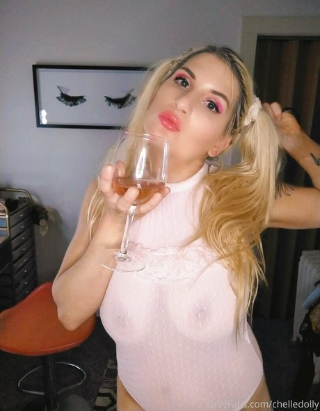 Nacktes geleaktes OnlyFans-Foto von Chelledolly
