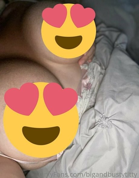 Nacktes geleaktes OnlyFans-Foto von Bigandbustytitty