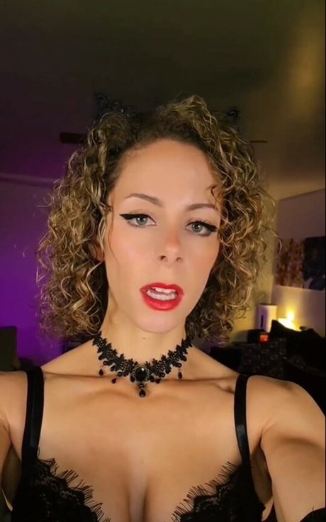 Nacktes geleaktes OnlyFans-Foto von Itsmisscurly