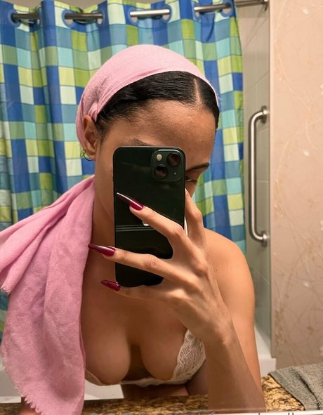 Nacktes geleaktes OnlyFans-Foto von Alexandraallure