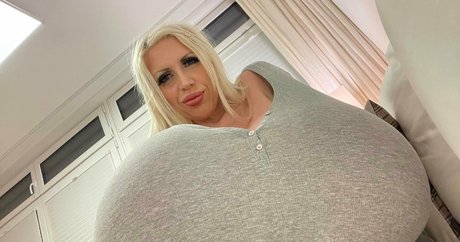 Nacktes geleaktes OnlyFans-Foto von Beshinedotcom