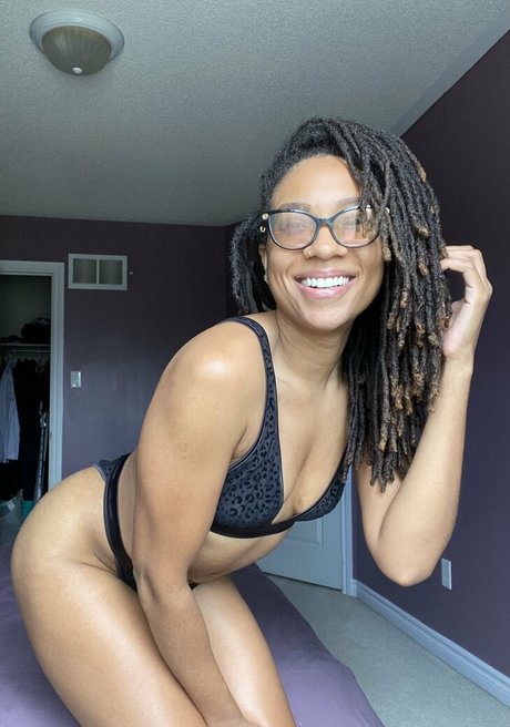 Nacktes geleaktes OnlyFans-Foto von Iamkirakadence