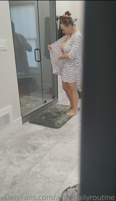 Nacktes geleaktes OnlyFans-Foto von Asmrdailyroutine