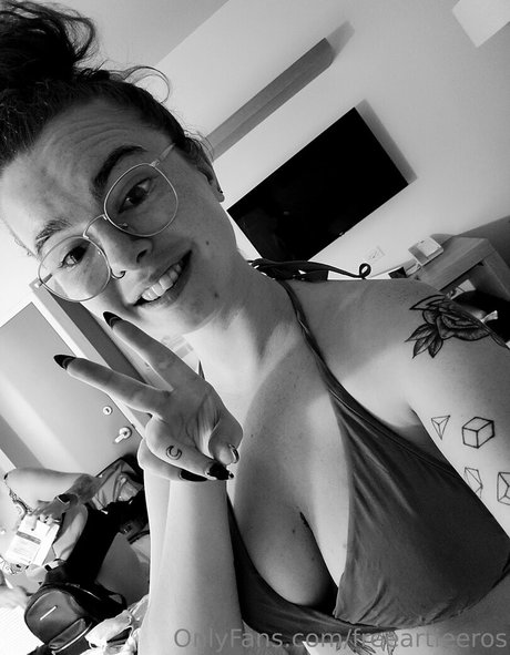 Nacktes geleaktes OnlyFans-Foto von Freeartieeros