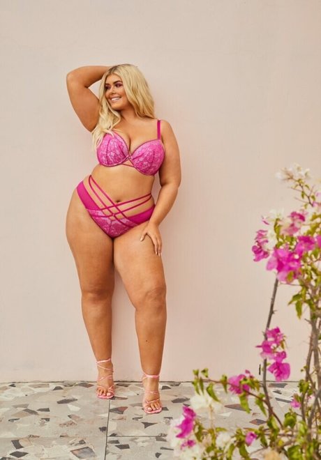 Nacktes geleaktes OnlyFans-Foto von Izzy Nicholls
