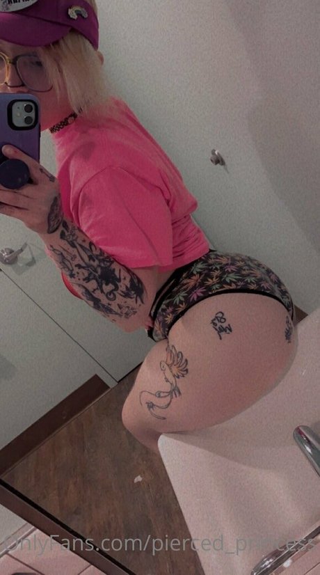 Nacktes geleaktes OnlyFans-Foto von Piercedprincess
