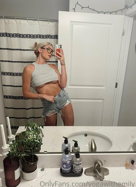 Nacktes geleaktes OnlyFans-Foto von Yogawithemily