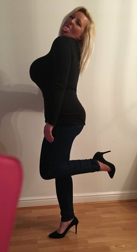 Nacktes geleaktes OnlyFans-Foto von Julie
