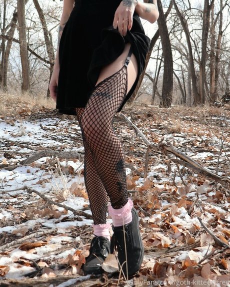 Nacktes geleaktes OnlyFans-Foto von Gothkitteenfree