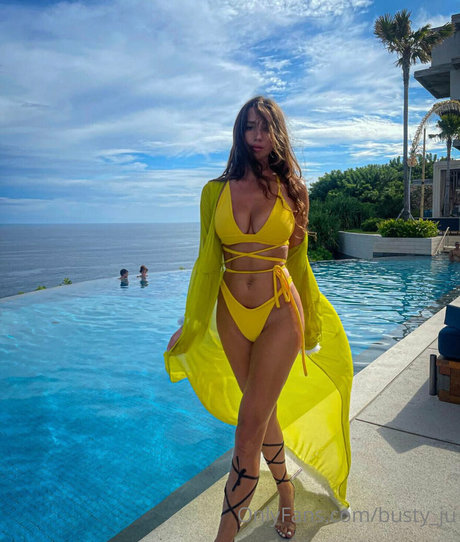 Nacktes geleaktes OnlyFans-Foto von Bustyju
