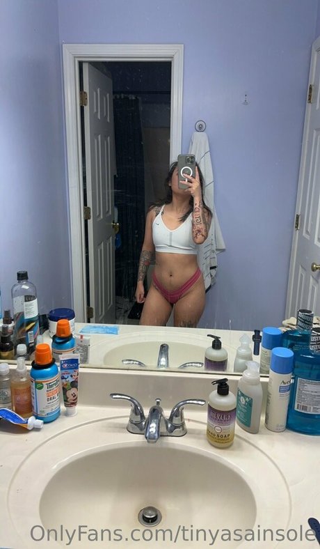 Nacktes geleaktes OnlyFans-Foto von Tinyasainsole