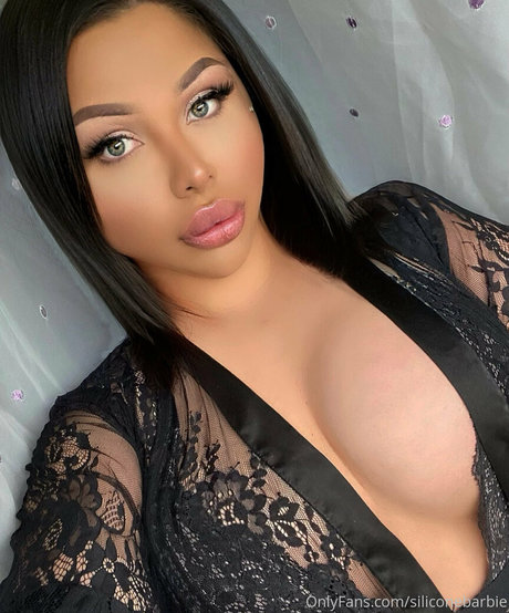 Nacktes geleaktes OnlyFans-Foto von Siliconebarbie