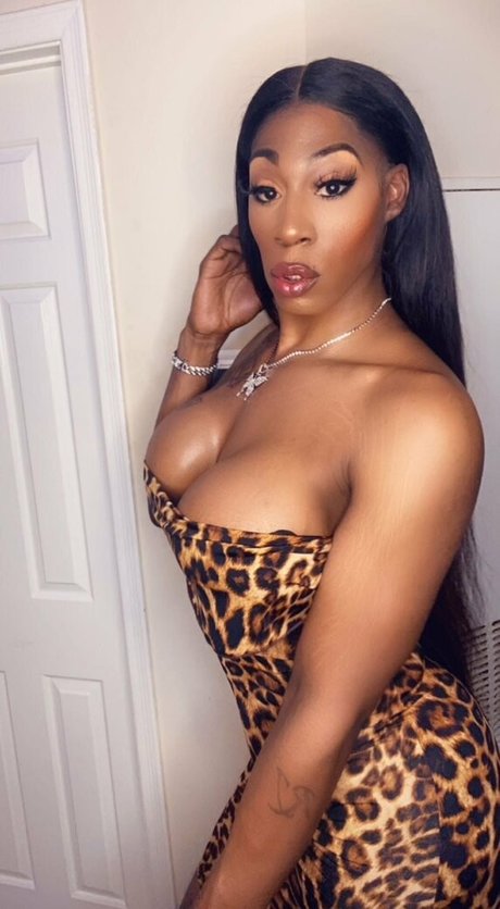 Nacktes geleaktes OnlyFans-Foto von Amazonhung
