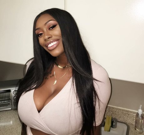 Nacktes geleaktes OnlyFans-Foto von Nonniebaby