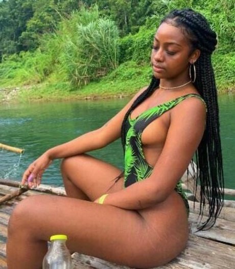Nacktes geleaktes OnlyFans-Foto von Justine Skye