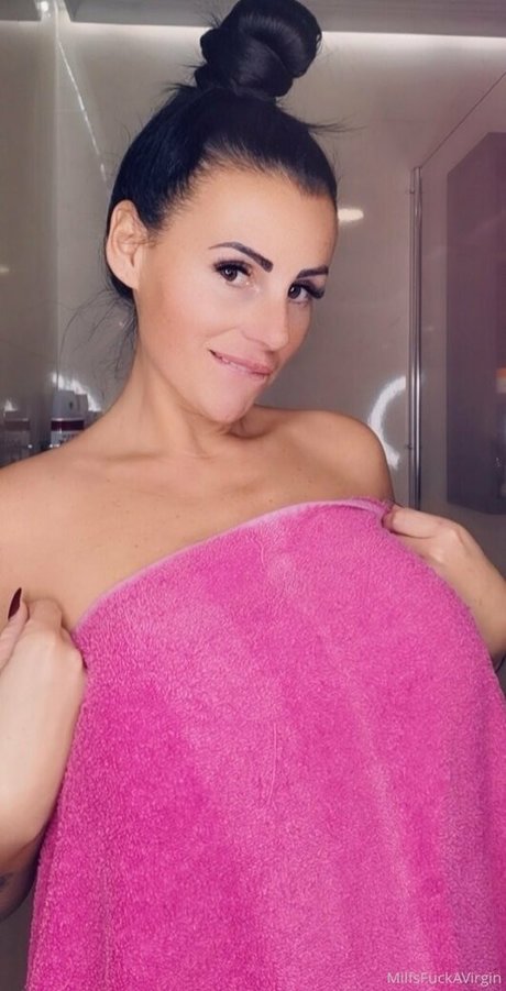 Nacktes geleaktes OnlyFans-Foto von Milfsfuckavirgin