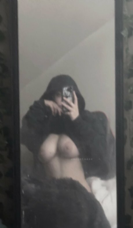 Nacktes geleaktes OnlyFans-Foto von Emopetasse