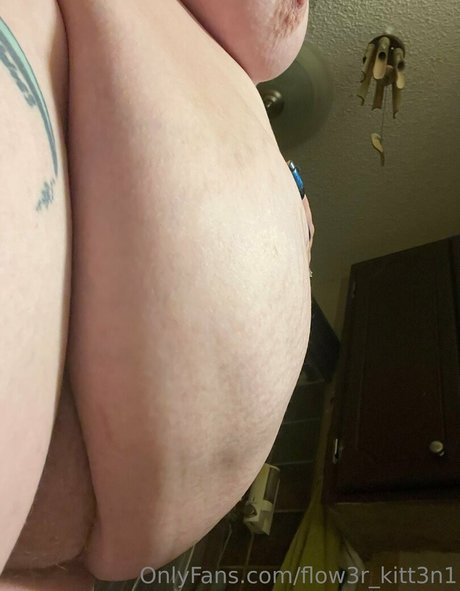 Nacktes geleaktes OnlyFans-Foto von Flow3rkitt3n1