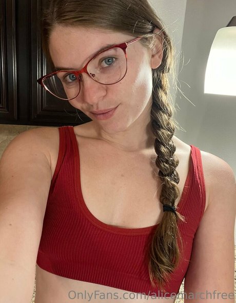 Nacktes geleaktes OnlyFans-Foto von Alicemarchfree