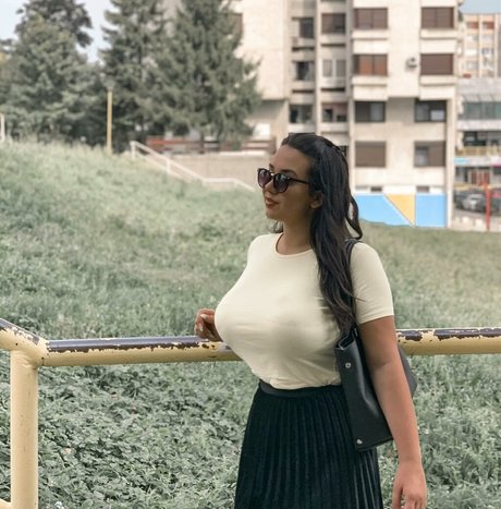 Nacktes geleaktes OnlyFans-Foto von Emina Jahi
