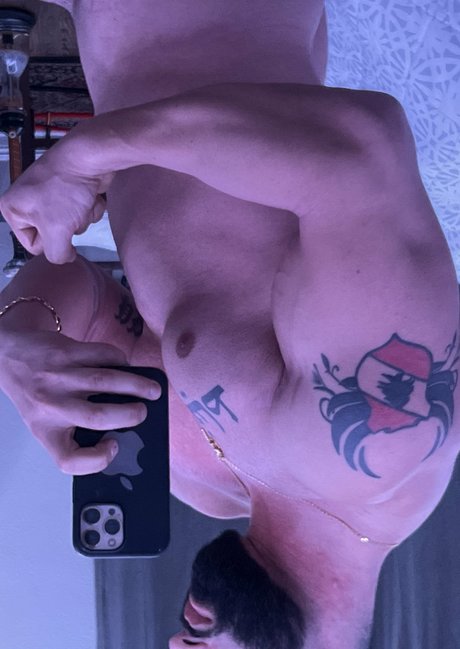 Nacktes geleaktes OnlyFans-Foto von Muscleflexx